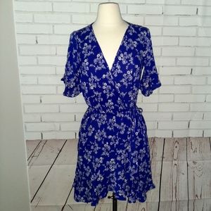 Everly blue floral wrap dress size S Small